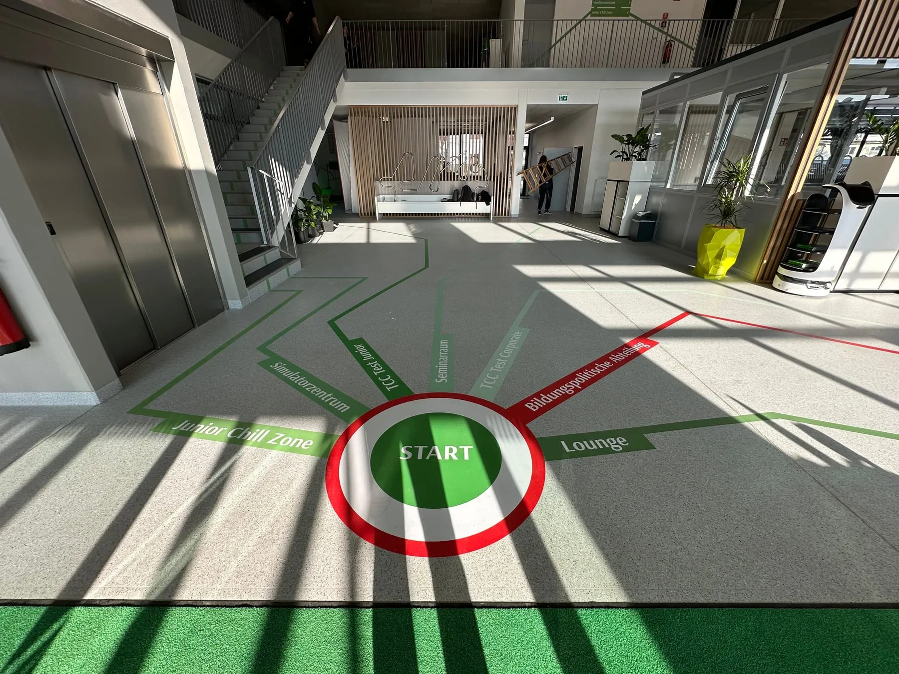 Bodenleitsystem mit Startpunkt und farbigen Wegen im Foyer