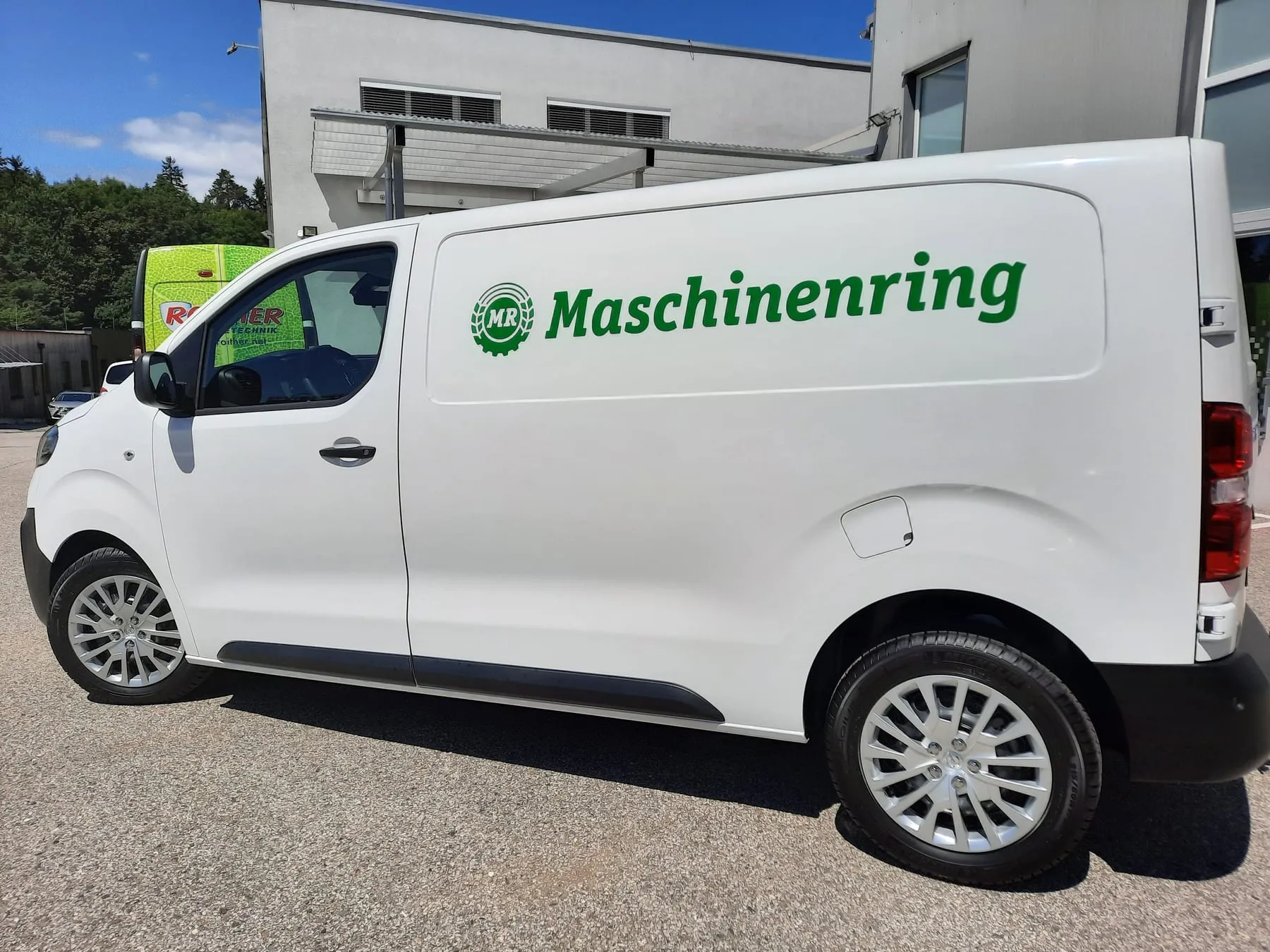 Fahrerseite, im Hintergrund ein Roither-Fahrzeug