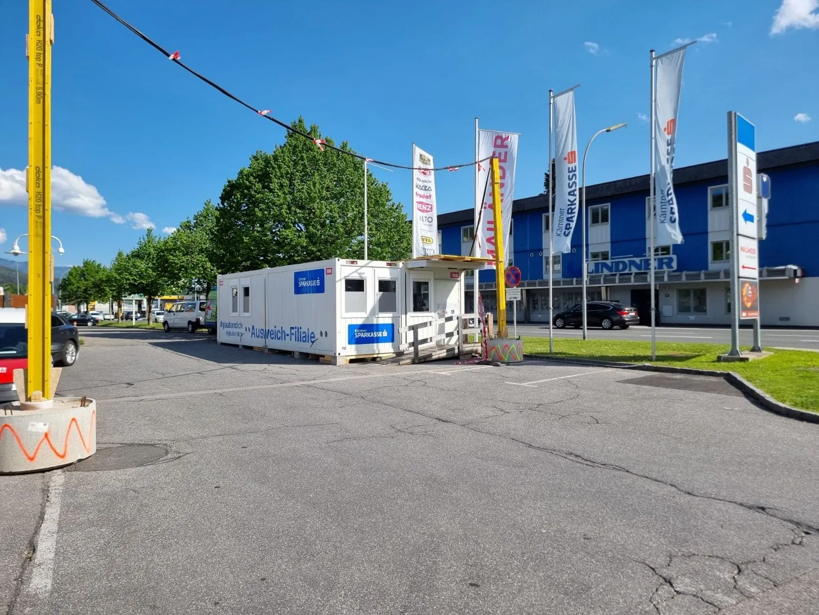 Hissfahnen an einem Filialstandort