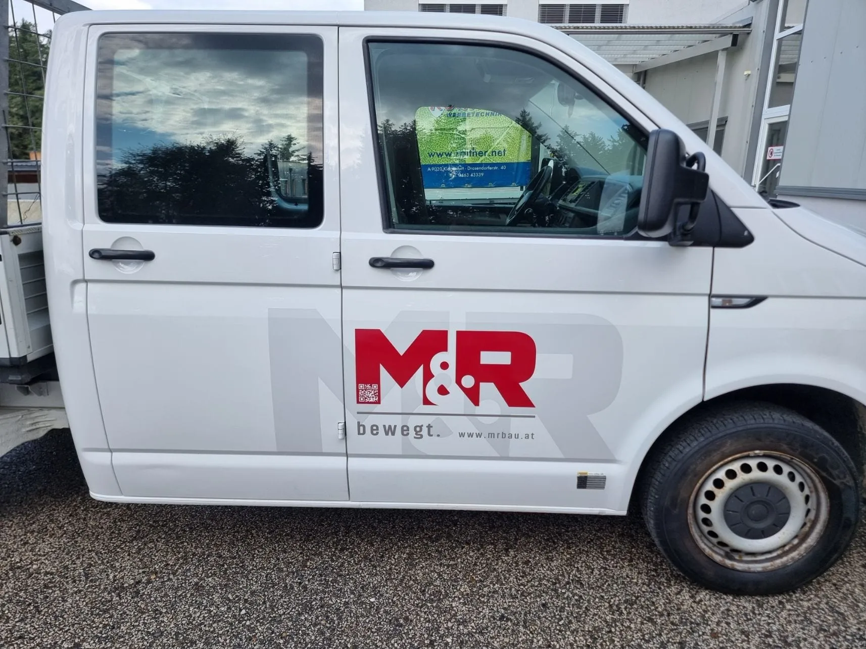 Türbeschriftung mit rotem Logo und QR-Code