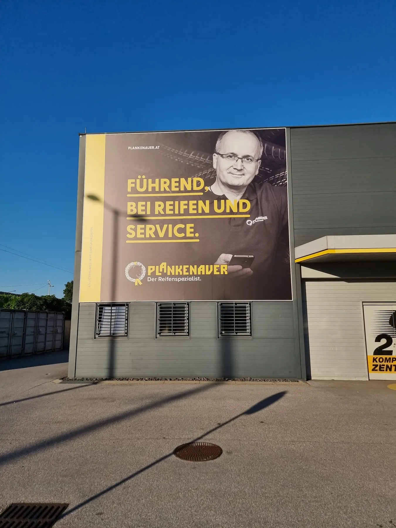Fassadenbanner für einen Reifenhändler