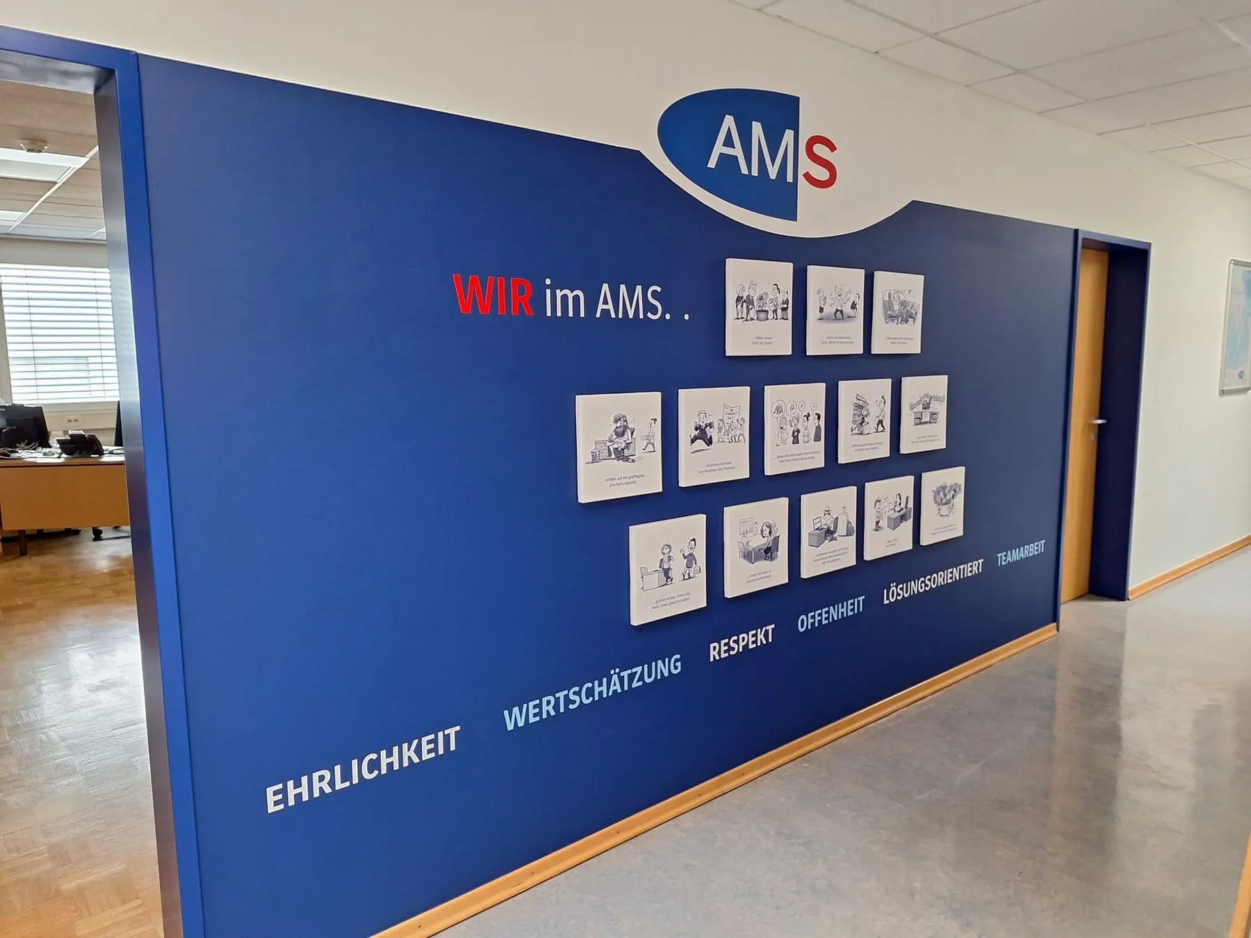 Wertewand mit Logo, Leitbegriffen und Illustrationstafeln (AMS)