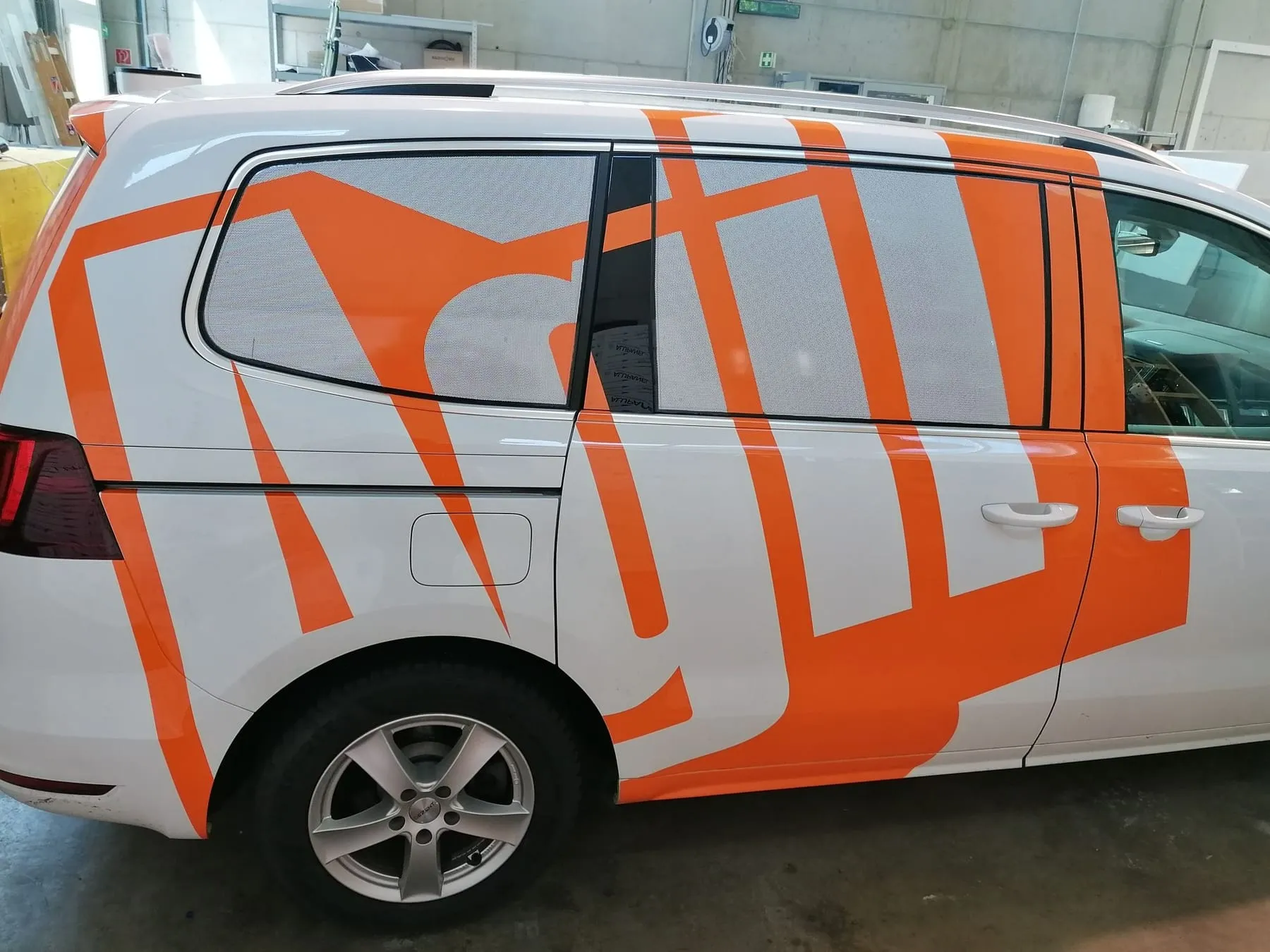 Van mit Agil-Logo über die ganze Seite