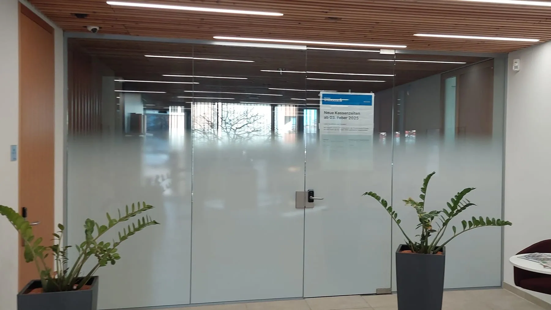 Glaswand im Beratungsbereich der Kärntner Sparkasse mit Sichtschutzfolie, die nach oben hin durchsichtig wird