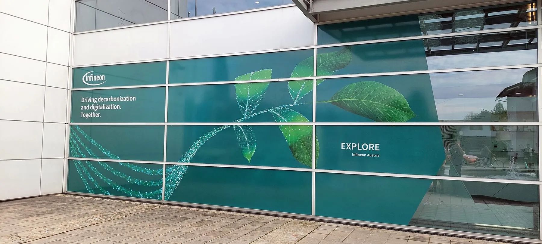 Bedruckte Fensterfolie über die ganze Glasfront in den Firmenfarben (Infineon)