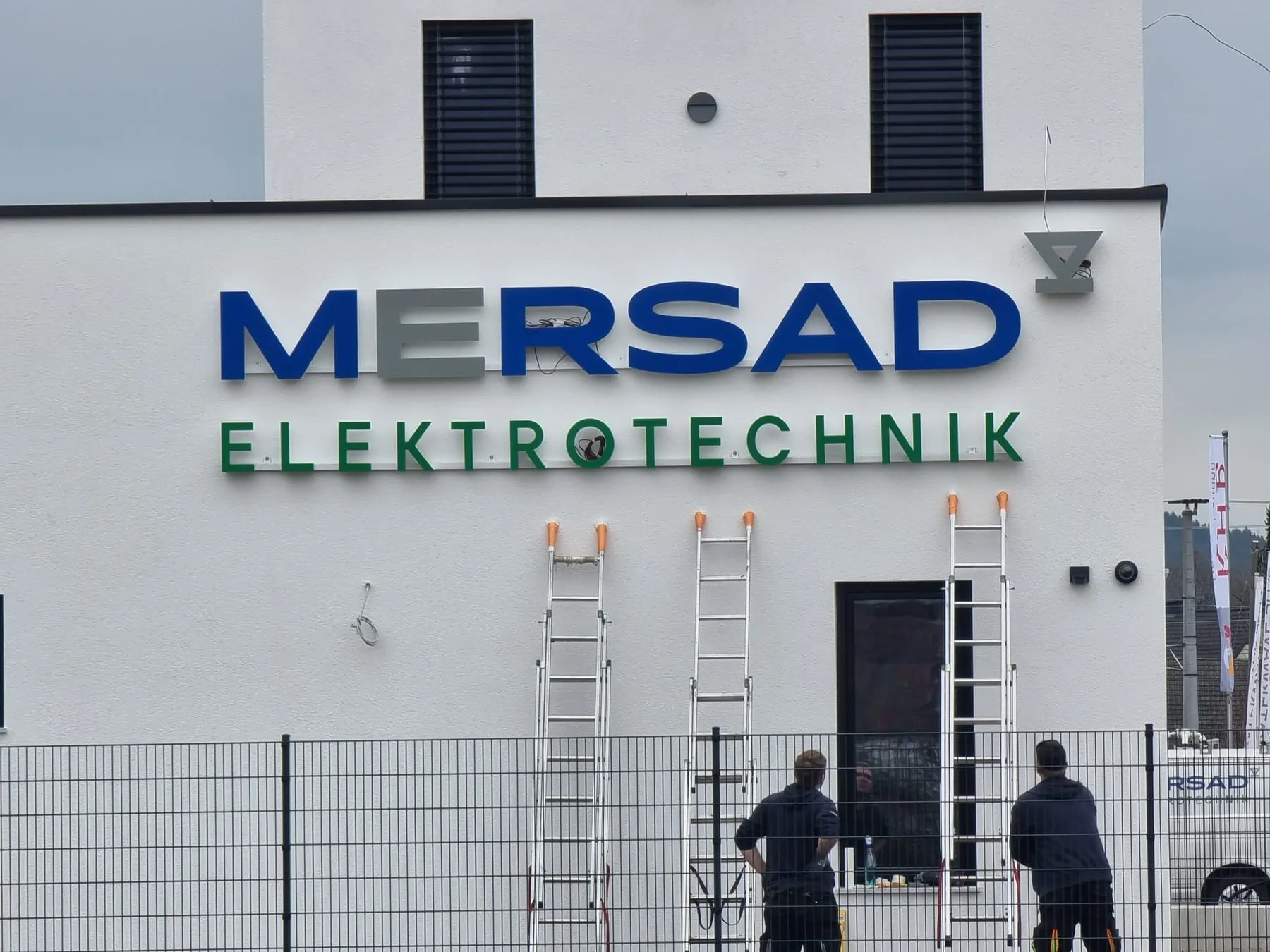 Montage der Einzelbuchstaben an der Fassade