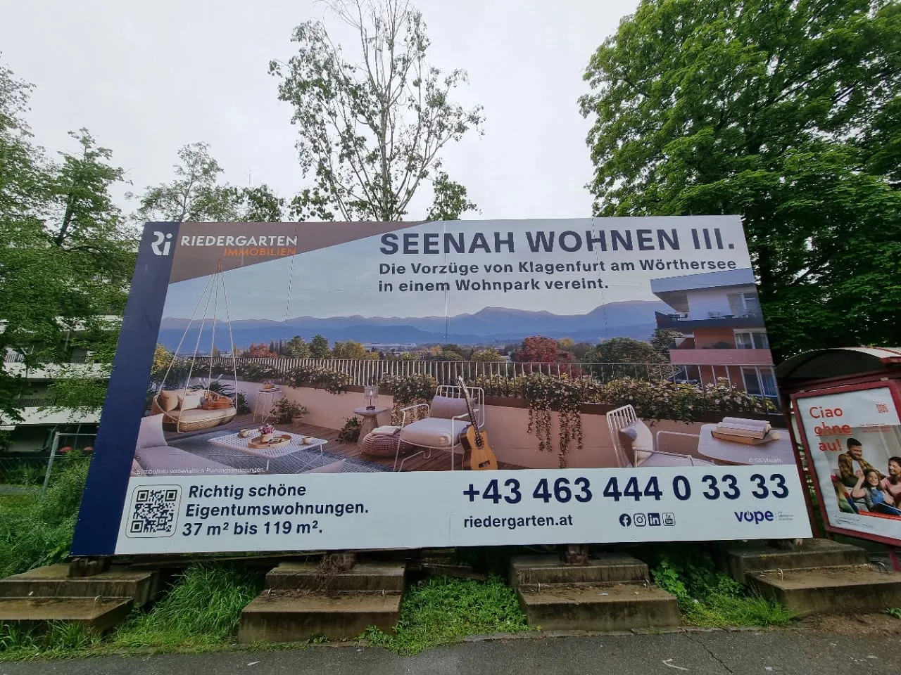 Großes Bauschild mit Visualisierung einer Wohnanlage