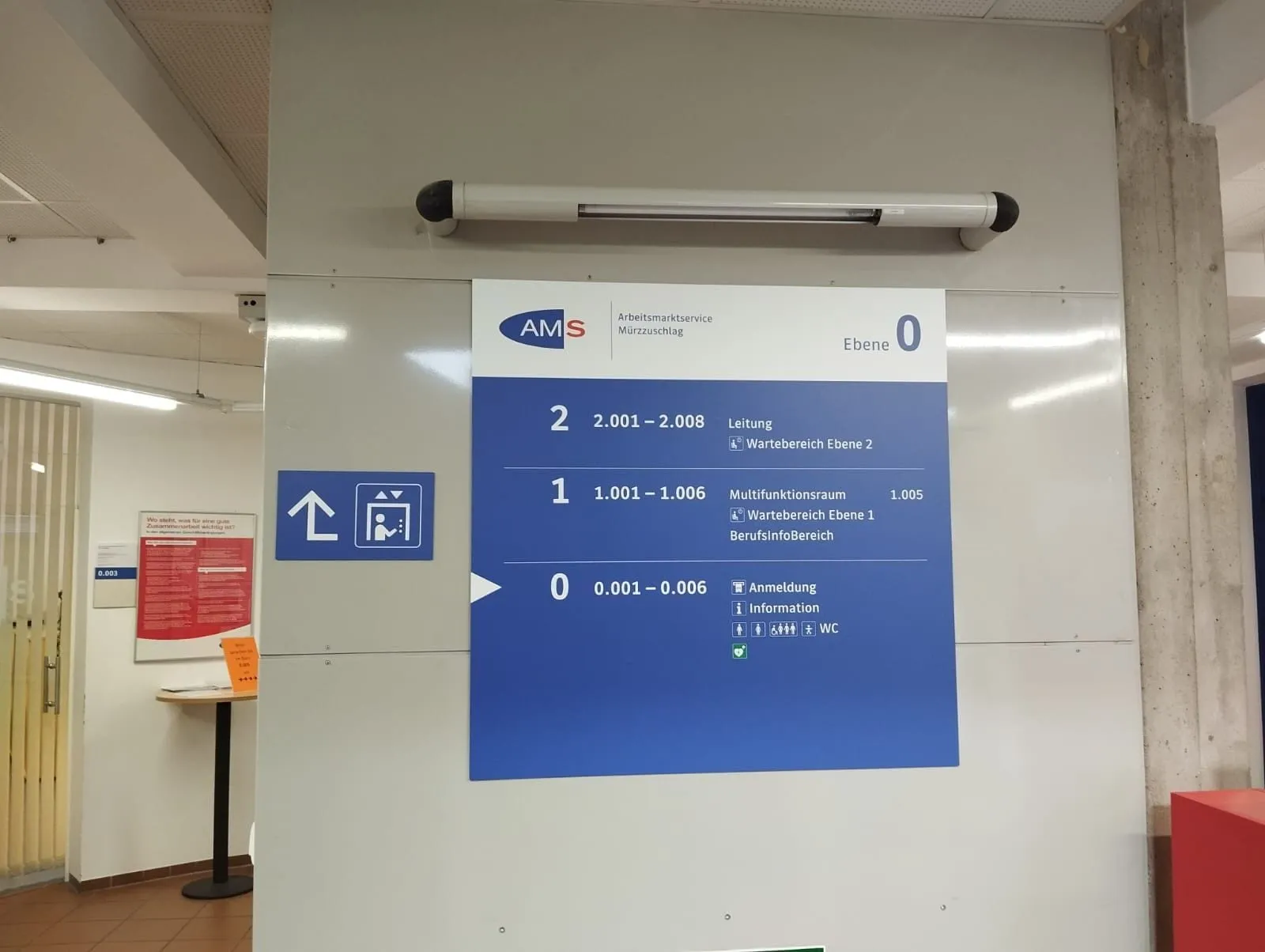 Etagenübersicht mit Richtungspfeil zum Lift