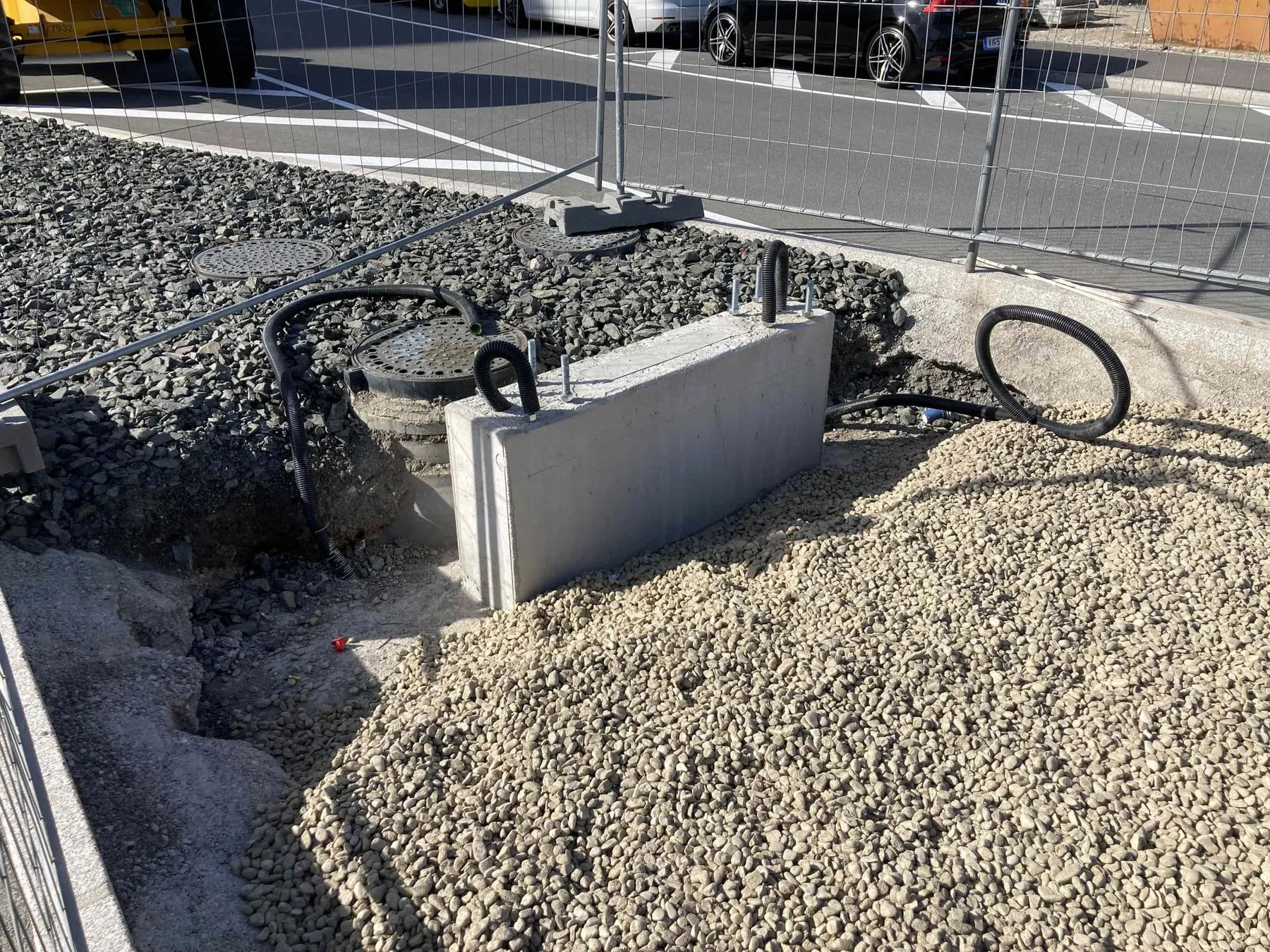 Betonfundament mit Ankerschrauben für einen Pylon