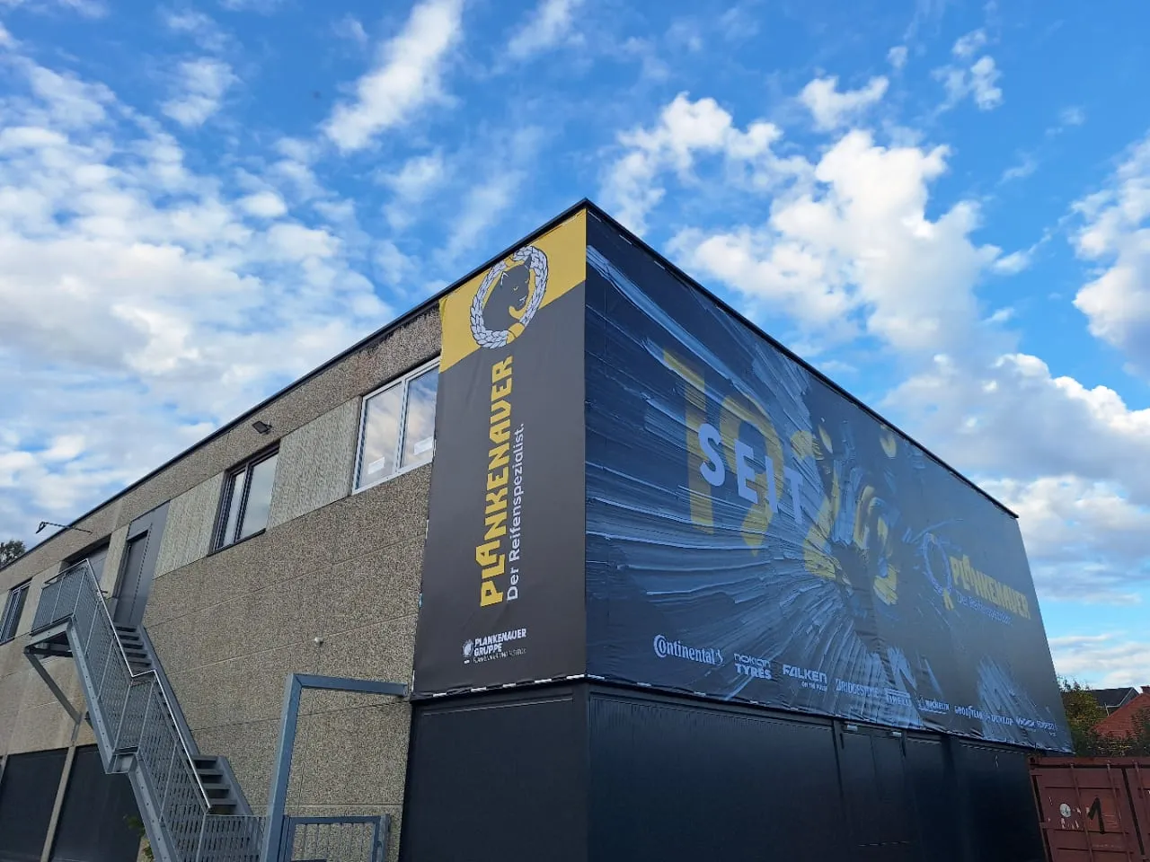 Container von Plankenauer, rundum mit Banner verkleidet
