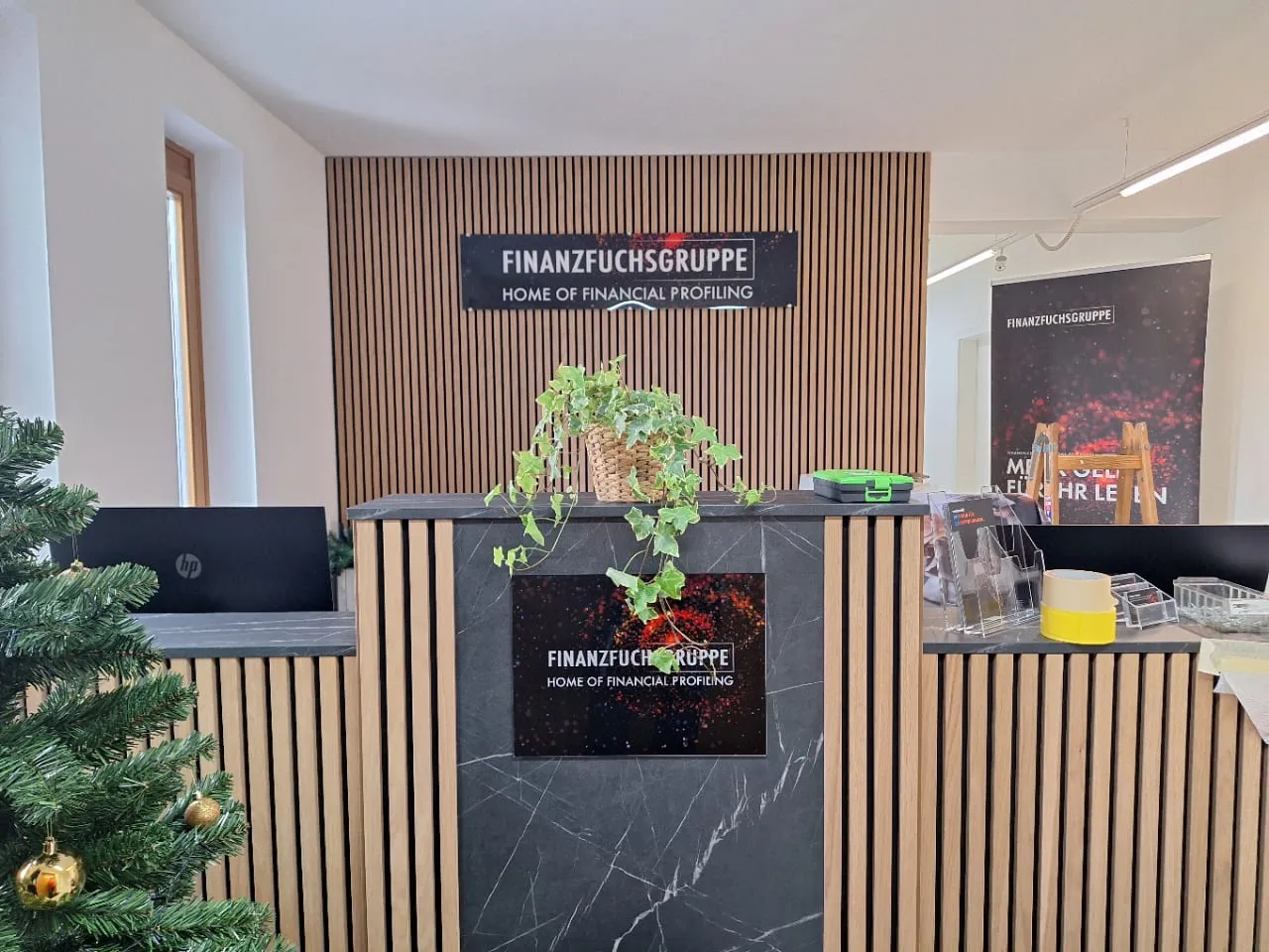 Empfangstheke mit Logo-Tafel