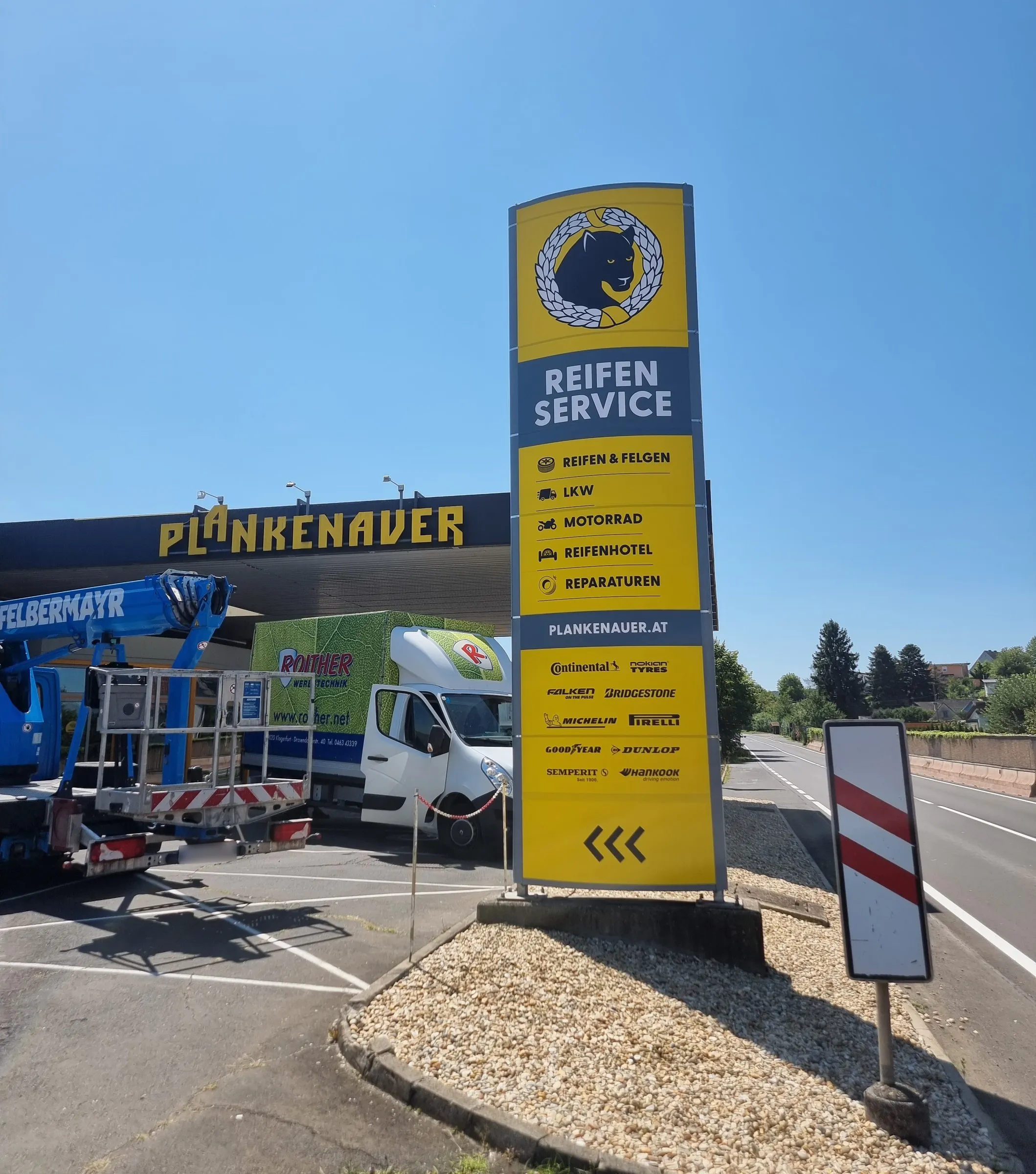 Am Montagetag: der erneuerte Pylon an der Straße, dahinter Hubsteiger und Roither-LKW