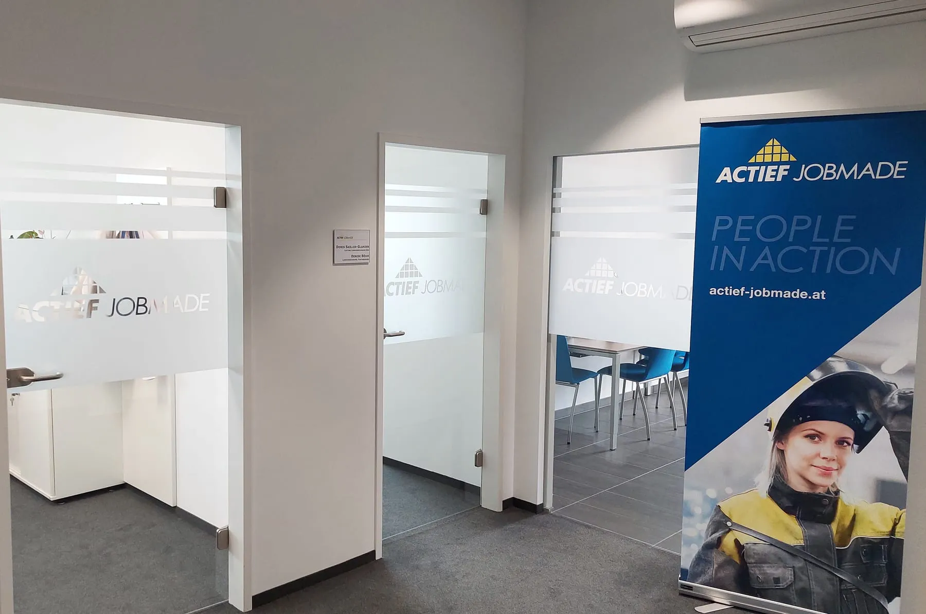 Rollup im Büro-Empfang