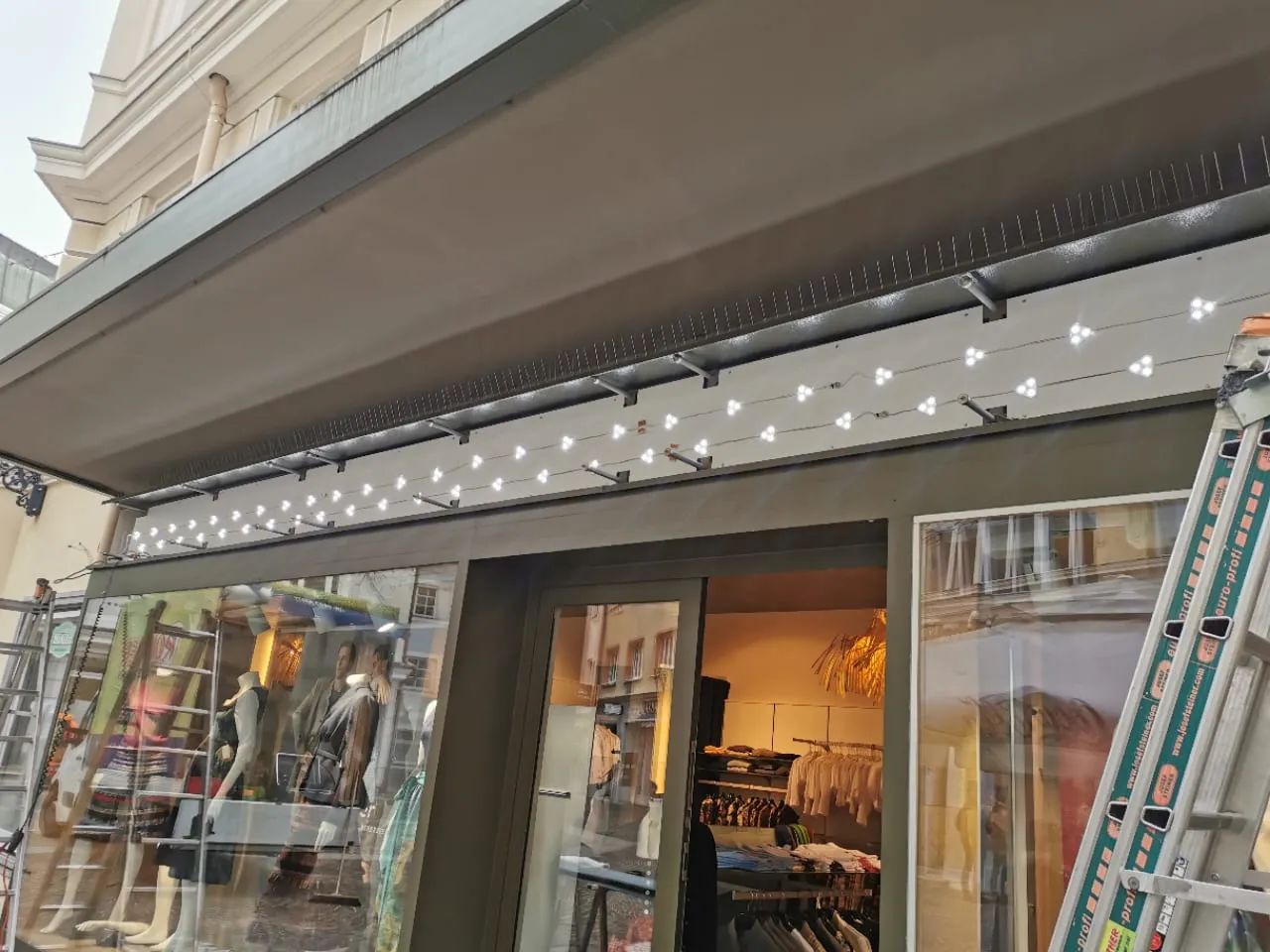 LED-Module in Reihen im geöffneten Leuchtkasten