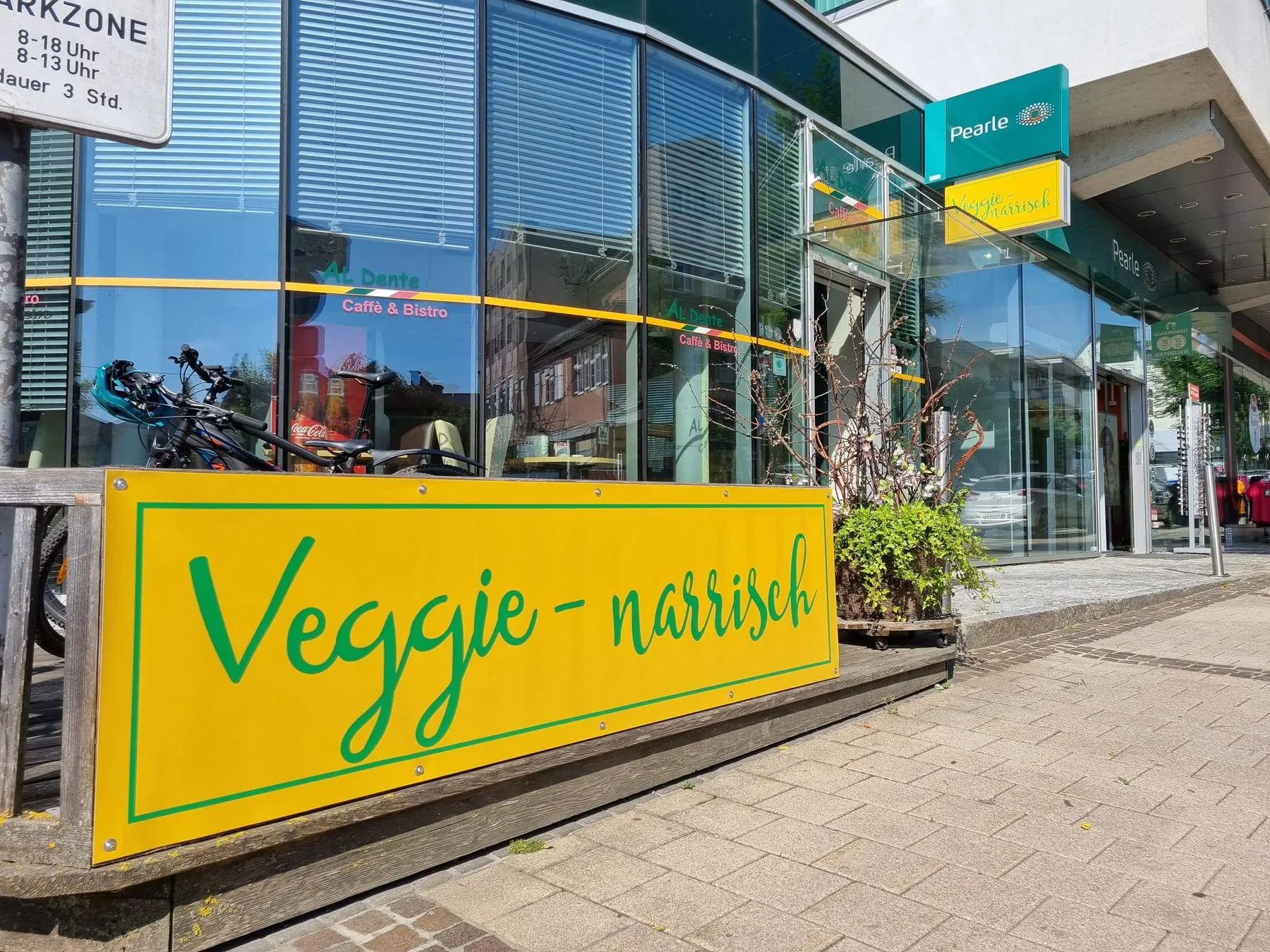 Banner am Geländer vor einem Café