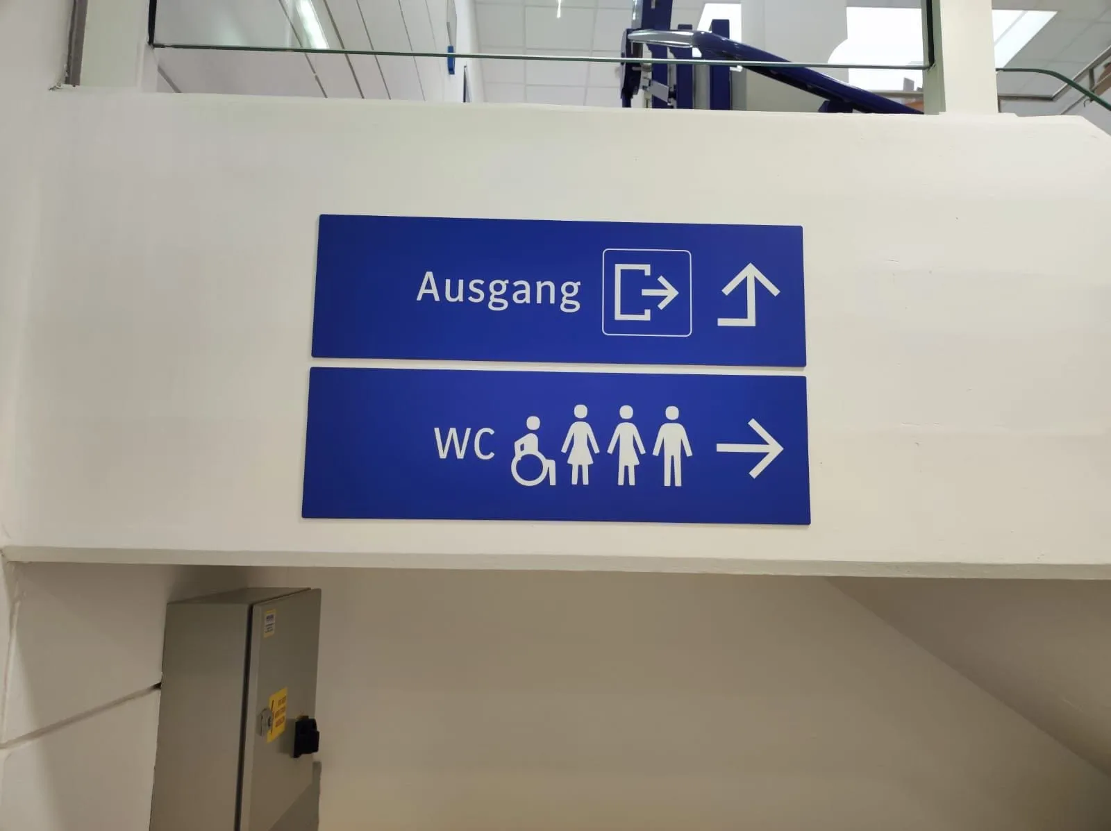 Richtungsschilder zu Ausgang und WC