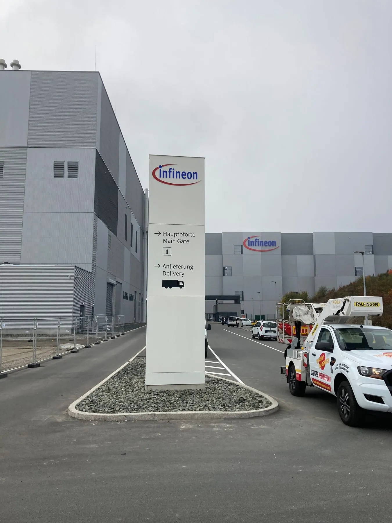 Pylon am Montagetag, daneben ein Hubsteiger
