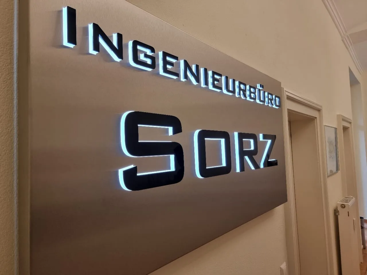 Hinterleuchtete Buchstaben für Ingenieurbüro Sorz