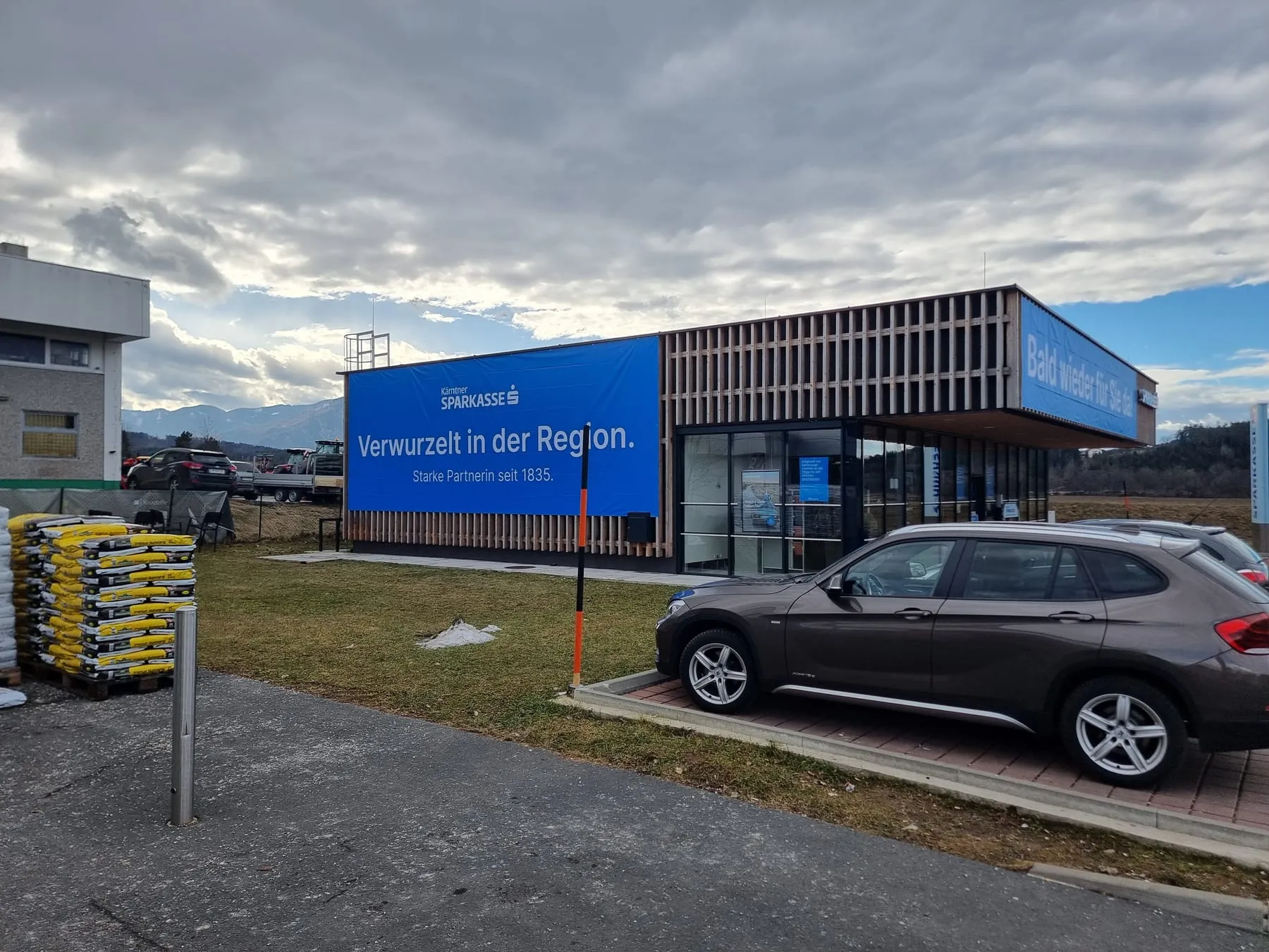 Großbanner an einem Pavillon