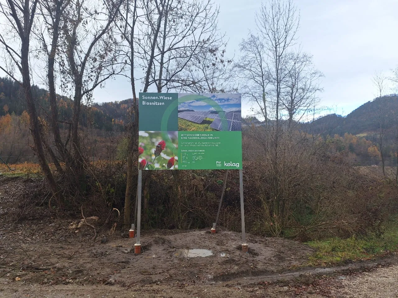 Projekttafel auf einer Baustelle am Waldrand