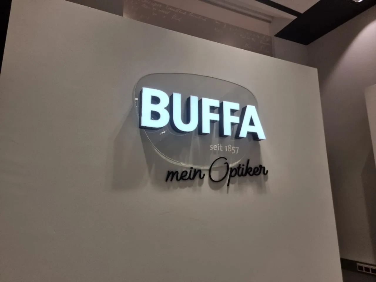 Leuchtschriftzug BUFFA mein Optiker im Geschäft