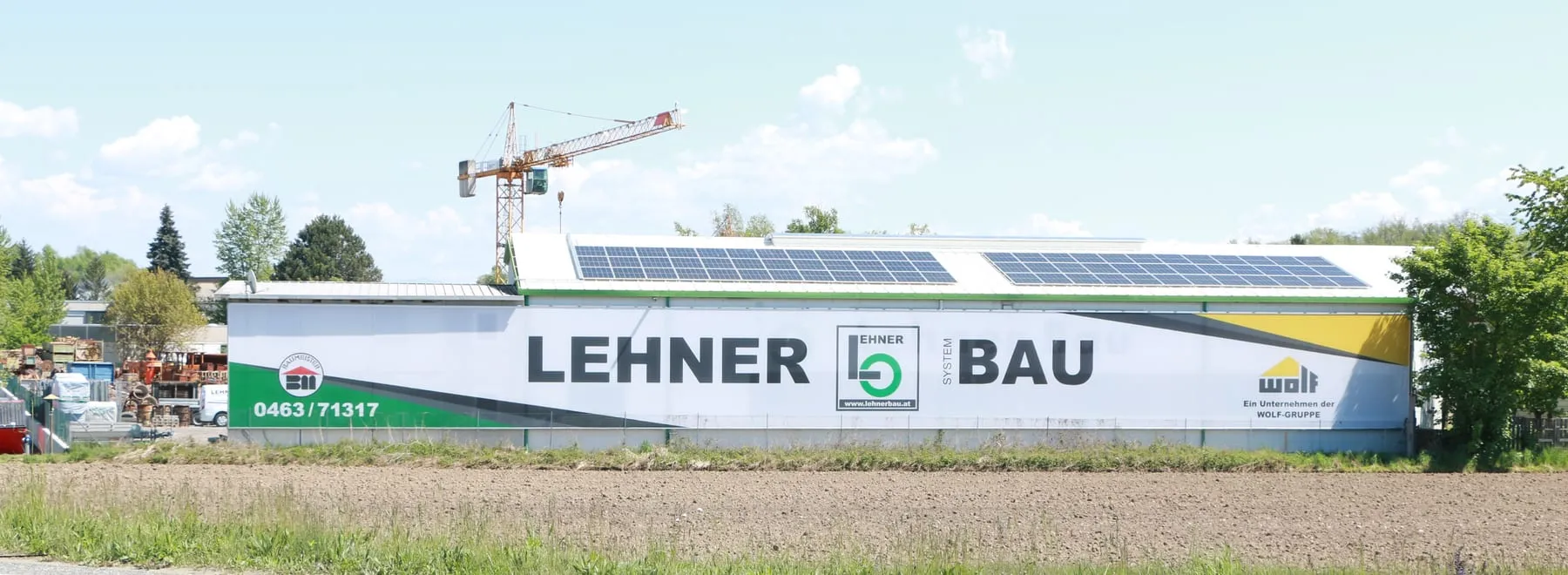 Banner mit geschlossener Fläche über die ganze Länge einer Hallenfassade
