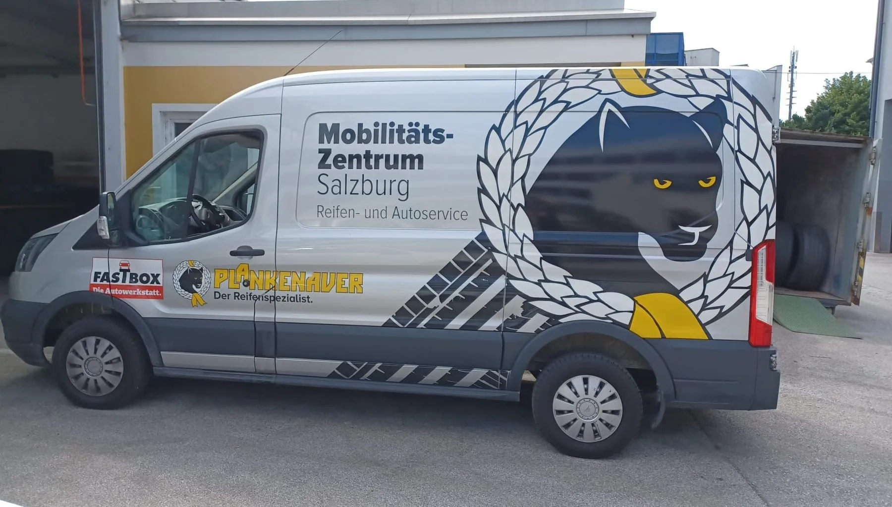 Ford Transit des Plankenauer Mobilitäts-Zentrums Salzburg mit Panther-Vollbeschriftung, Seitenansicht