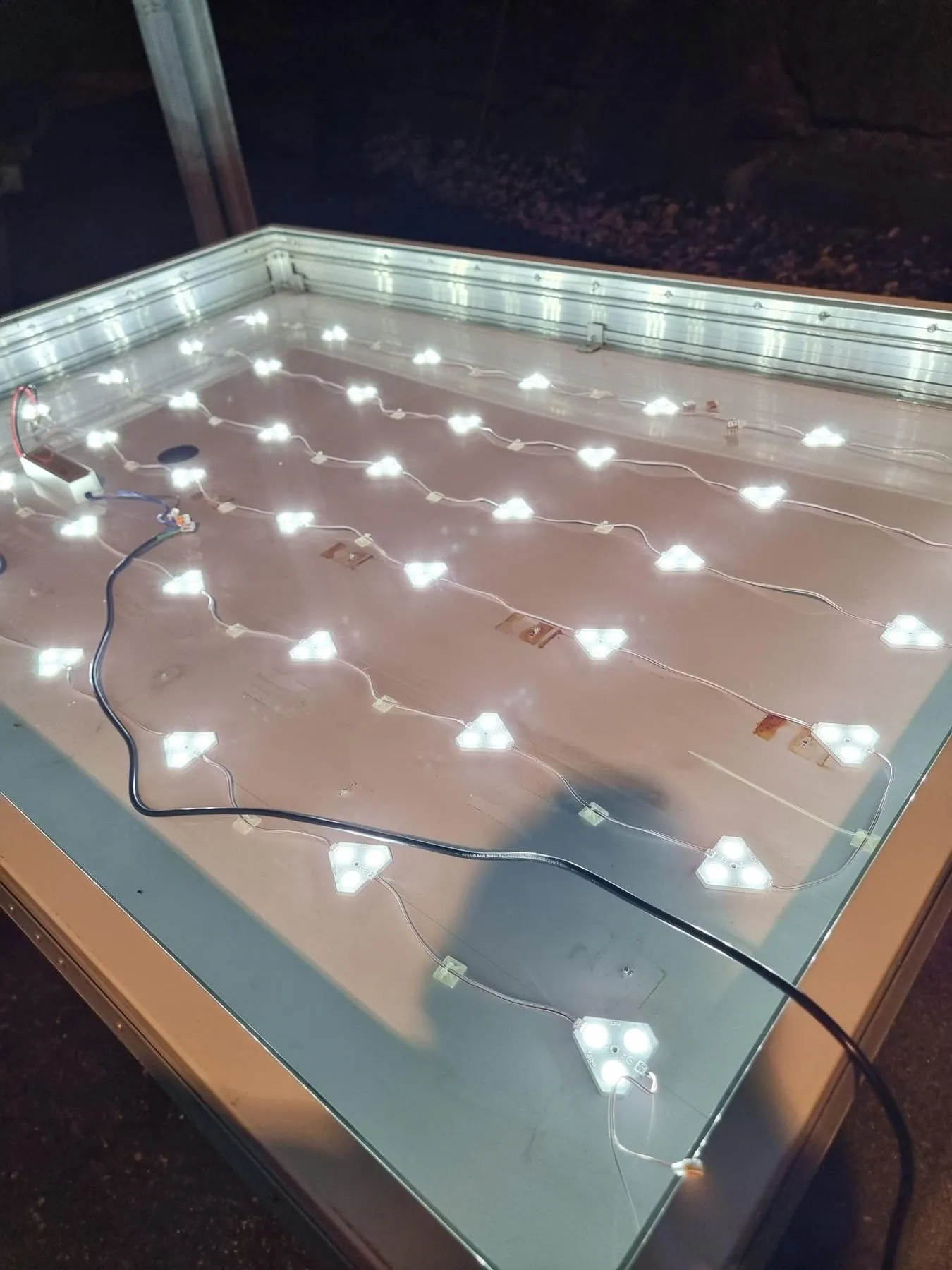 Lichttest bei Nacht: neue LED-Module im offenen Leuchtkasten