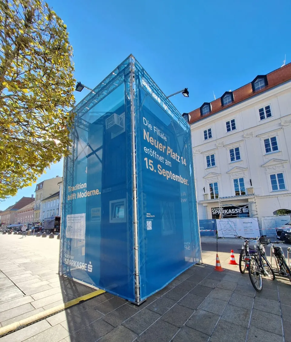 Bannerwürfel der Kärntner Sparkasse auf dem Neuen Platz in Klagenfurt kündigt die Eröffnung der Filiale an