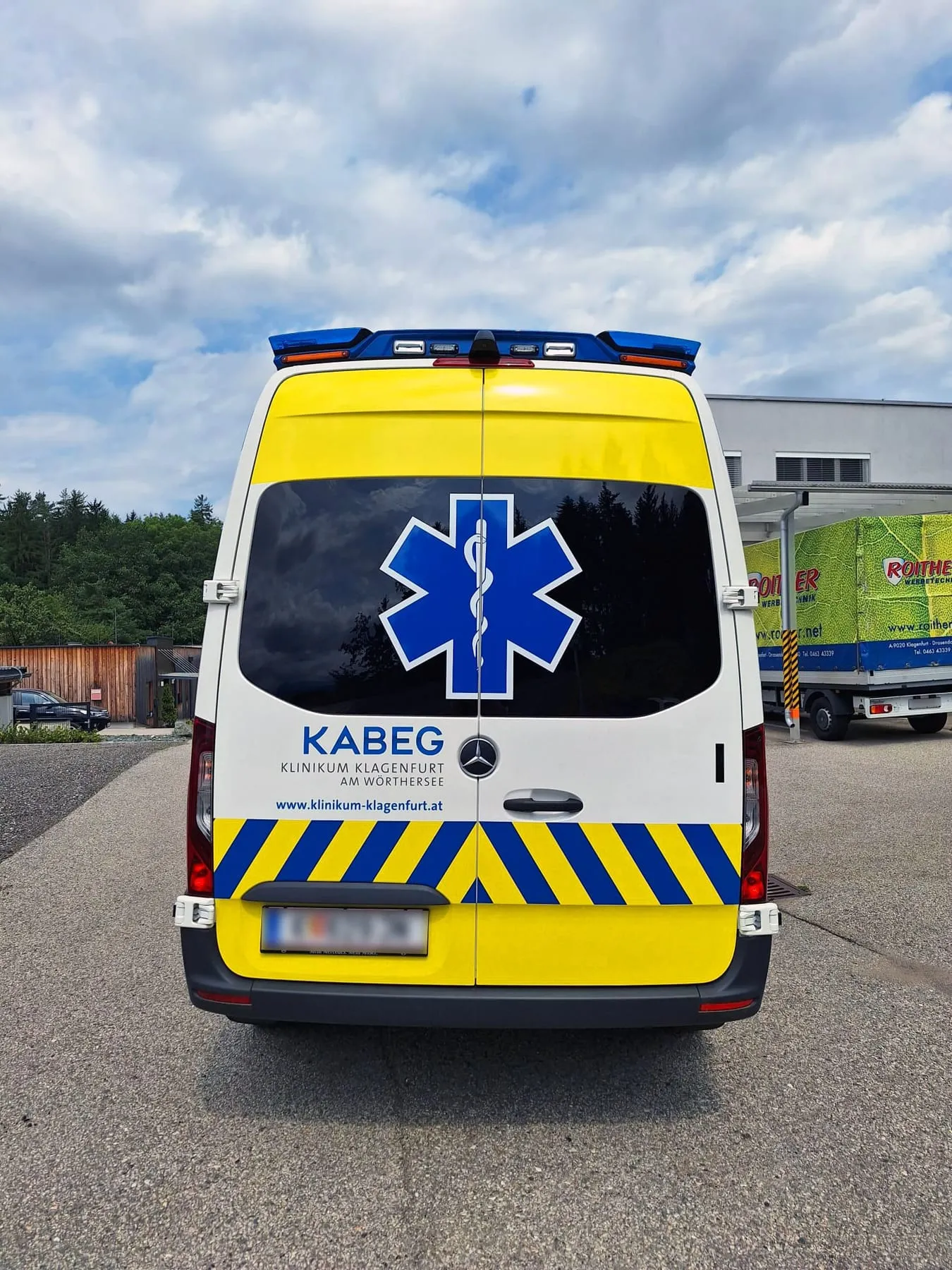 Heck mit gelb-blauer Warnmarkierung