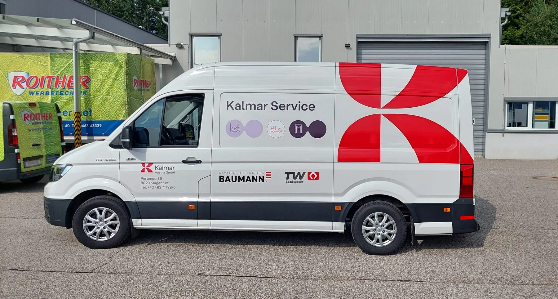 Fertig beschrifteter Kalmar-Transporter, linke Seite