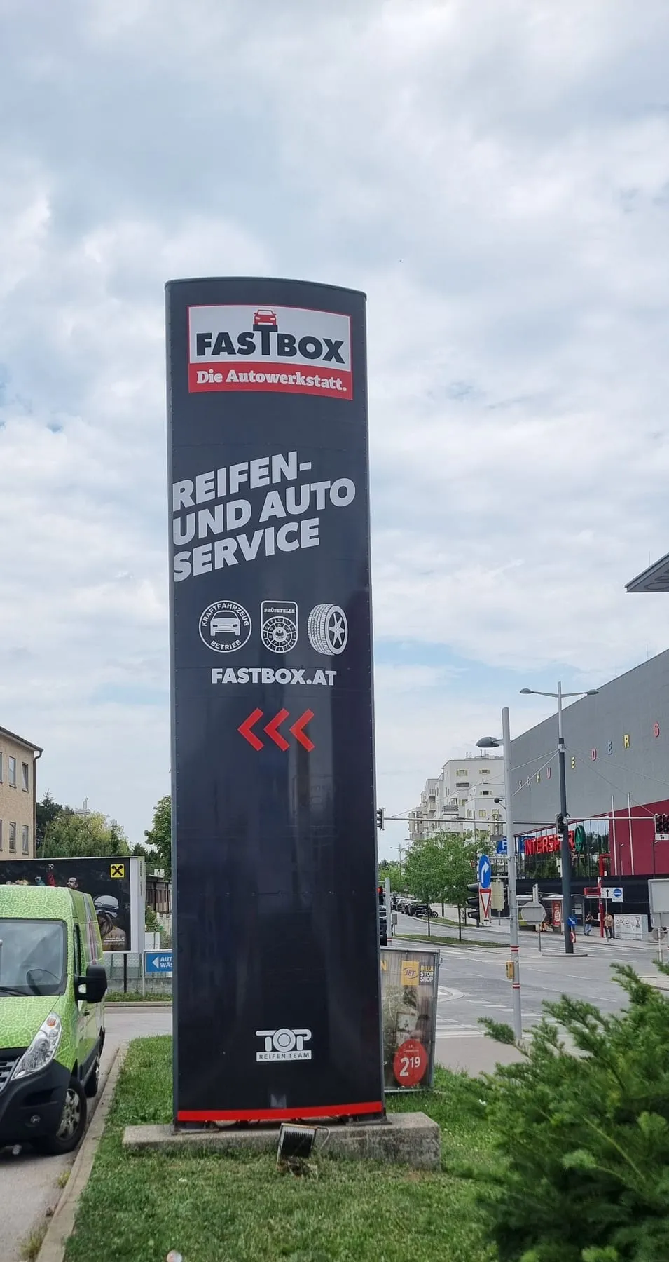 Pylon von Fastbox für Reifen- und Autoservice an der Straße