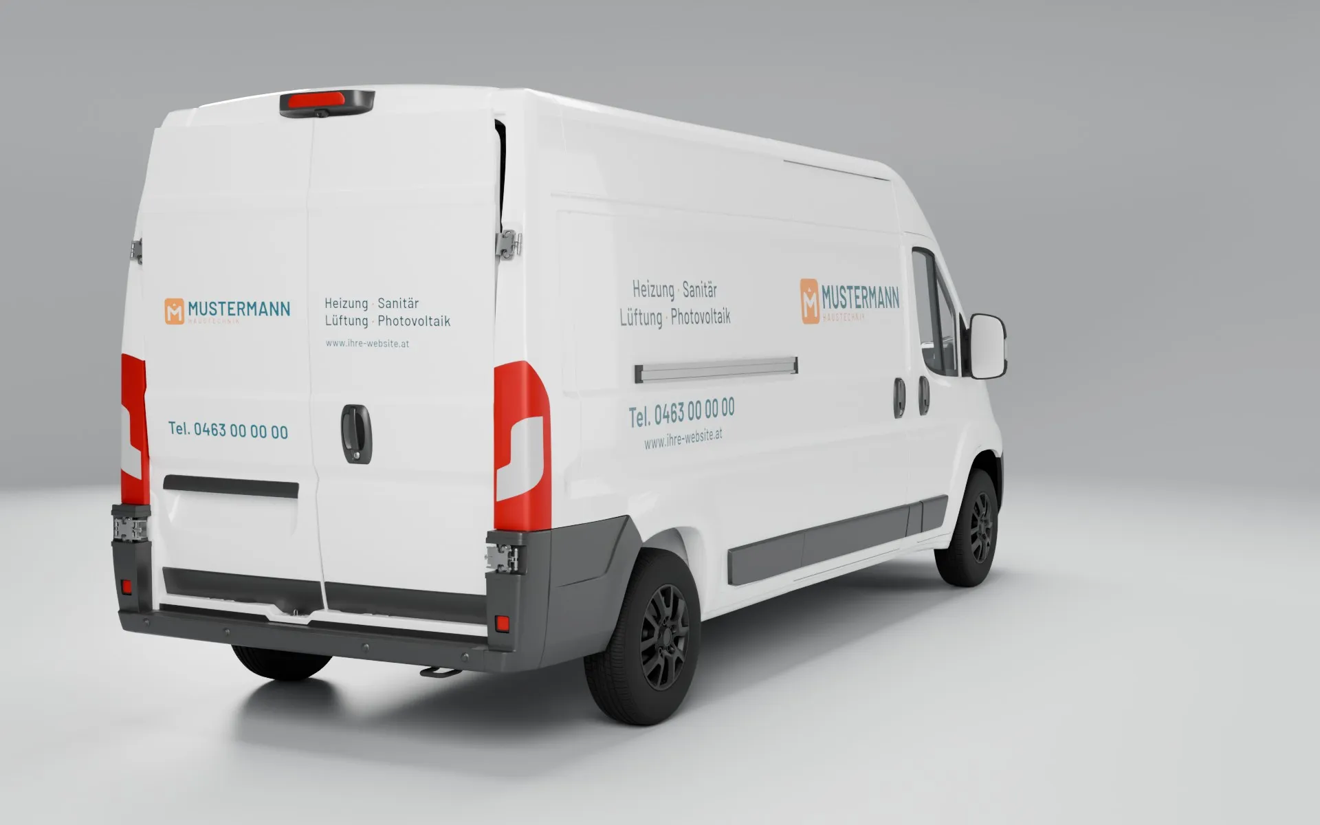Transporter der Musterfirma schräg von hinten (Heck und Beifahrerseite), mit einfacher Beschriftung: Schrift und Logo aus Folie, das Auto behält seine Farbe