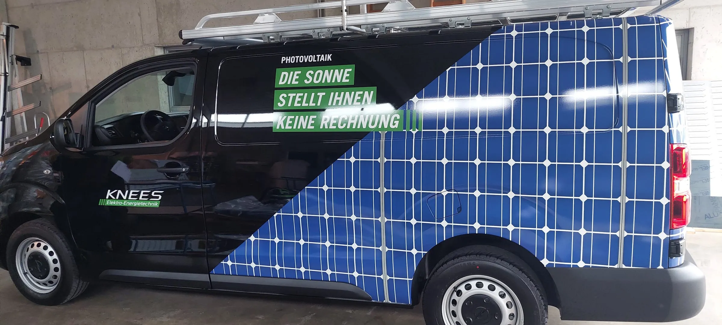Transporter mit Photovoltaik-Folierung und schräger Trennkante