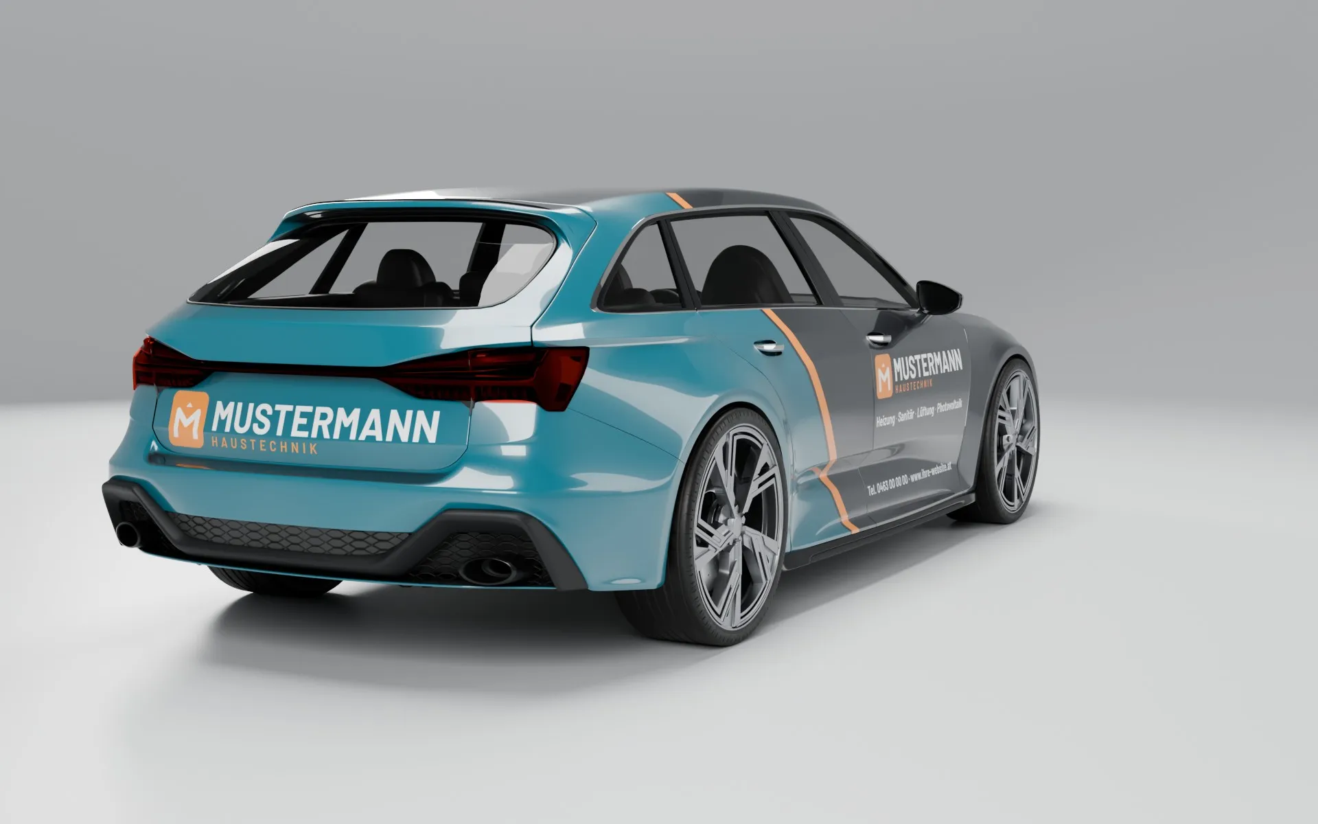 Kombi der Musterfirma schräg von hinten (Heck und Beifahrerseite), mit Teilfolierung: hinterer Teil der Seiten bis zum Dach und das Heck in Petrol, schräge Kante mit orangem Streifen