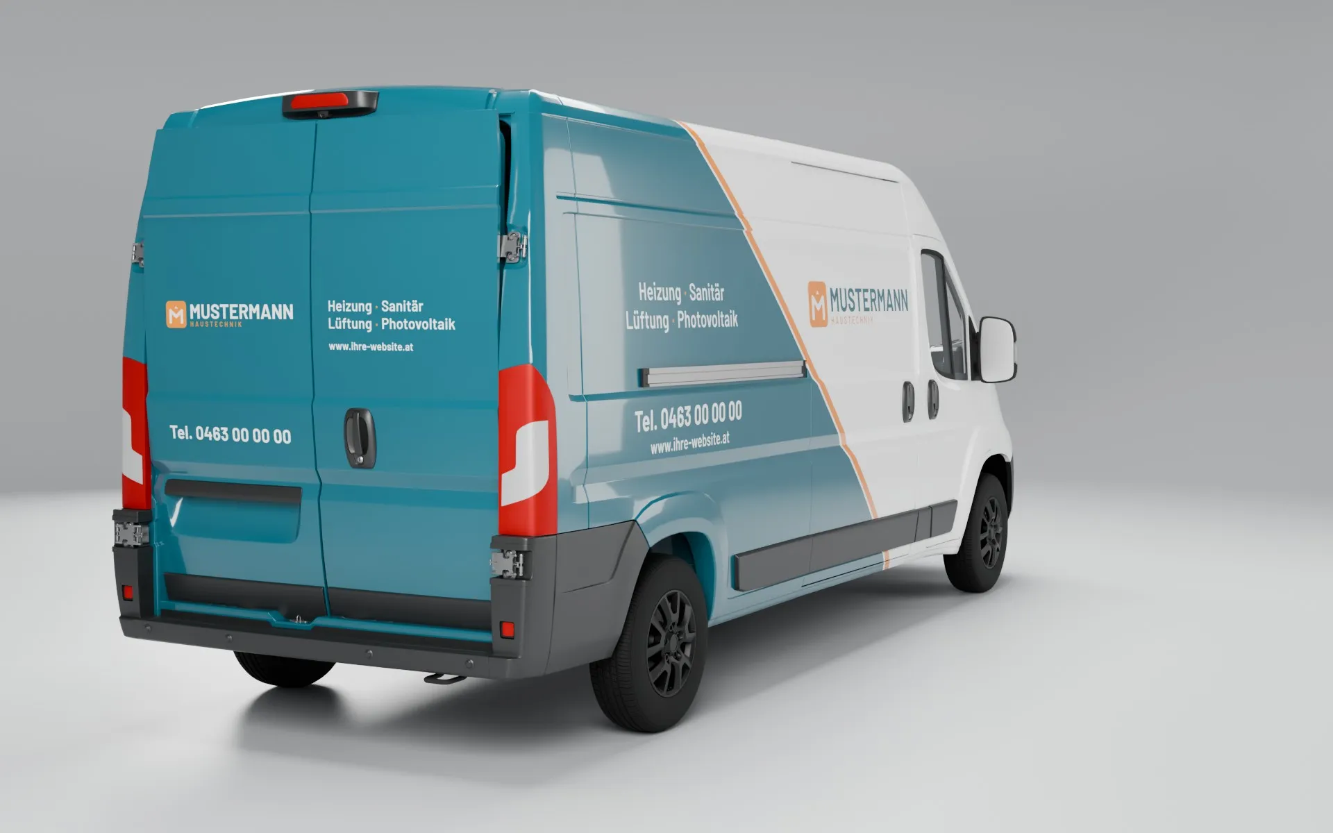 Transporter der Musterfirma schräg von hinten (Heck und Beifahrerseite), mit Teilfolierung: hinterer Teil der Seiten bis zum Dach und das Heck in Petrol, schräge Kante mit orangem Streifen