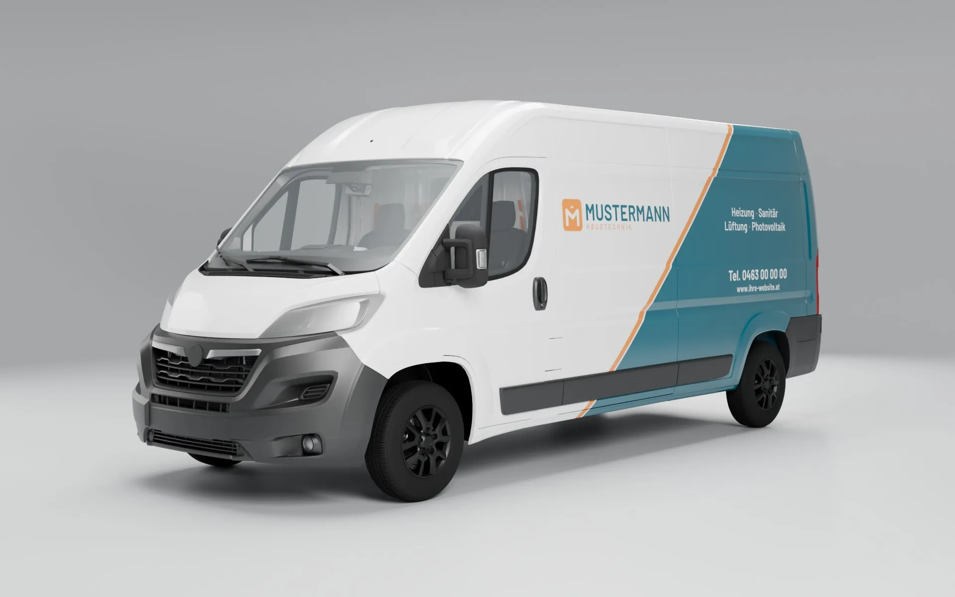 Transporter der Musterfirma schräg von vorne (Fahrerseite), mit Teilfolierung: hinterer Teil der Seiten bis zum Dach und das Heck in Petrol, schräge Kante mit orangem Streifen